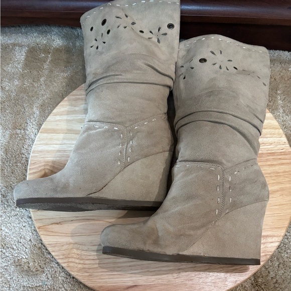 REPORT BEIGE SUEDE SLOUCHY DECORATIVE CUT OUT WEDGE BOOTS SIZE 7 - Picture 8 of 10